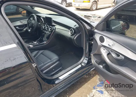 2017 Mercedes-Benz C 300 4Matic/Luxury 4Matic/Sport 4Matic z USA, uszkodzony, nr VIN 55SWF4KB2HU223960